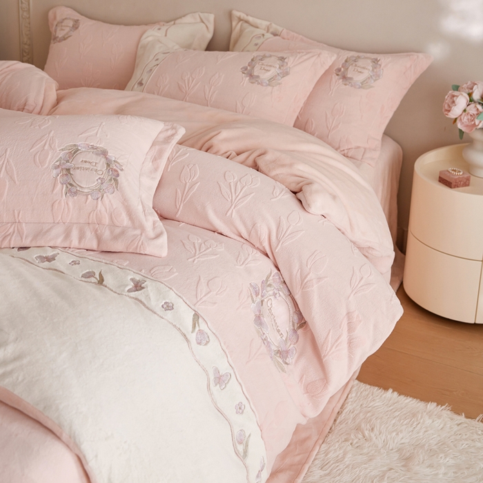 91家纺网 家纺一手货源 找家纺 卡姿家纺 2025秋冬 德国奶芙绒提花刺绣—安德莉雅 安德莉雅-粉