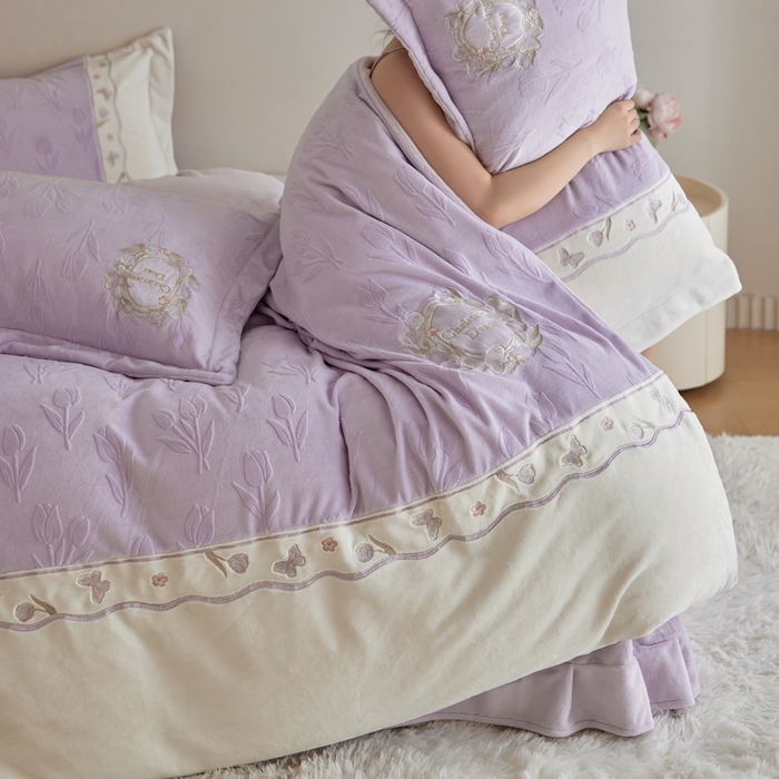 91家纺网 家纺一手货源 找家纺 卡姿家纺 2025秋冬 德国奶芙绒提花刺绣—安德莉雅 安德莉雅-紫