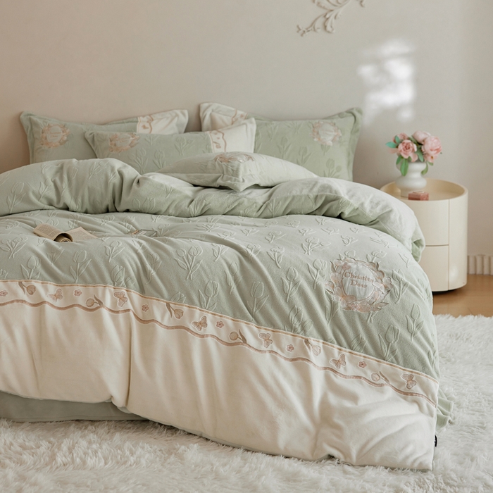 91家纺网 家纺一手货源 找家纺 卡姿家纺 2025秋冬 德国奶芙绒提花刺绣—安德莉雅 安德莉雅-绿