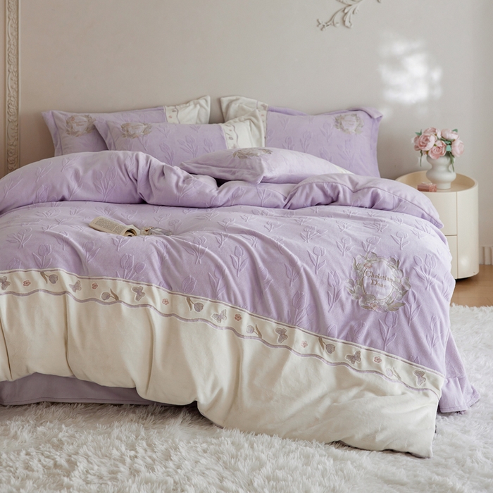 91家纺网 家纺一手货源 找家纺 卡姿家纺 2025秋冬 德国奶芙绒提花刺绣—安德莉雅 安德莉雅-紫