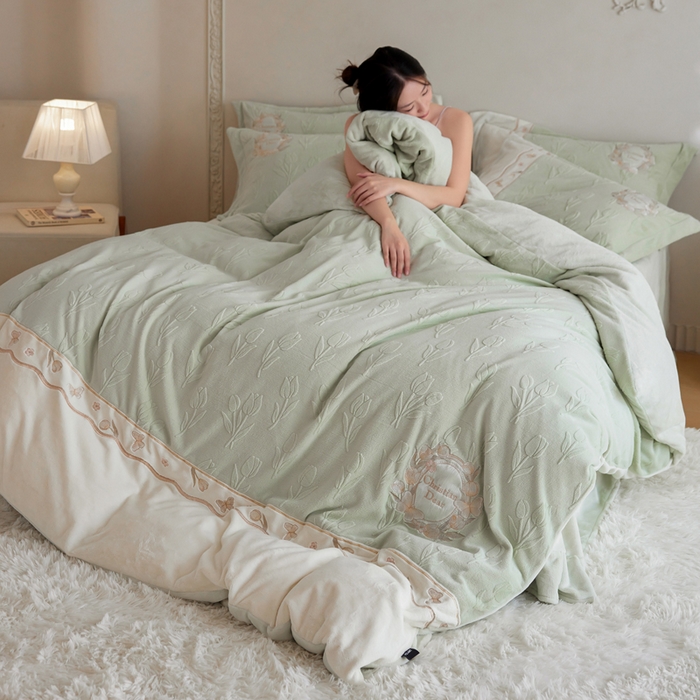 91家纺网 家纺一手货源 找家纺 卡姿家纺 2025秋冬 德国奶芙绒提花刺绣—安德莉雅 安德莉雅-绿