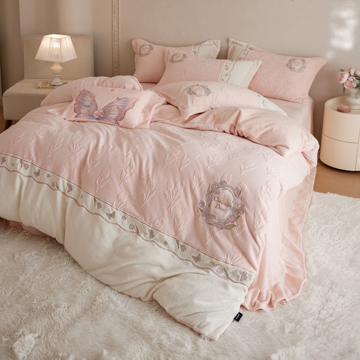 91家纺网 家纺一手货源 找家纺 卡姿家纺 2025秋冬 德国奶芙绒提花刺绣—安德莉雅 安德莉雅-粉