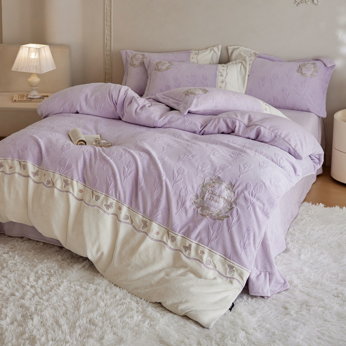 91家纺网 家纺一手货源 找家纺 卡姿家纺 2025秋冬 德国奶芙绒提花刺绣—安德莉雅 安德莉雅-紫