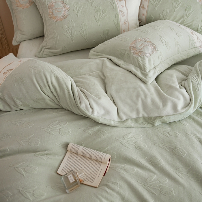 91家纺网 家纺一手货源 找家纺 卡姿家纺 2025秋冬 德国奶芙绒提花刺绣—安德莉雅 安德莉雅-绿