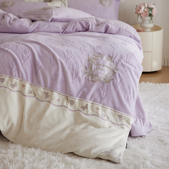 91家纺网 家纺一手货源 找家纺 卡姿家纺 2025秋冬 德国奶芙绒提花刺绣—安德莉雅 安德莉雅-紫