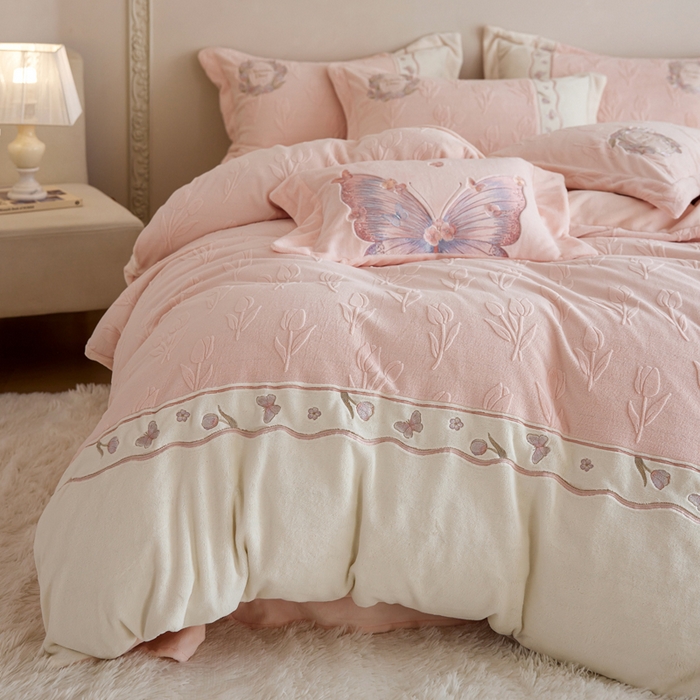 91家纺网 家纺一手货源 找家纺 卡姿家纺 2025秋冬 德国奶芙绒提花刺绣—安德莉雅 安德莉雅-粉