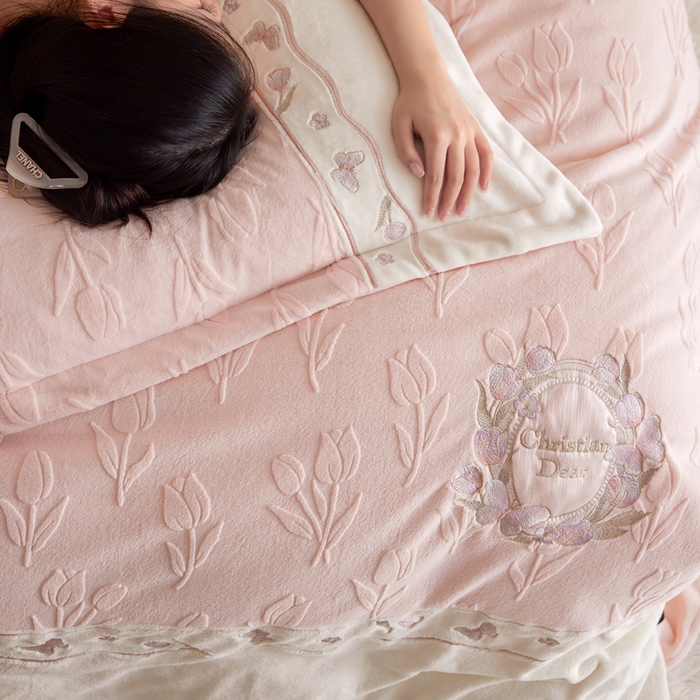 91家纺网 家纺一手货源 找家纺 卡姿家纺 2025秋冬 德国奶芙绒提花刺绣—安德莉雅 安德莉雅-粉