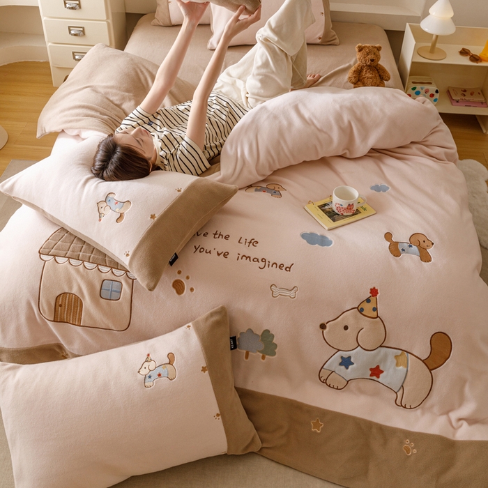 91家纺网 家纺一手货源 找家纺 （总）卡姿家纺 2025秋冬仿羊绒毛呢触感蒂芙呢绒— 小狗可乐