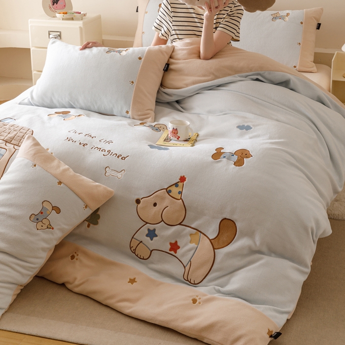 91家纺网 家纺一手货源 找家纺 卡姿家纺 2025秋冬仿羊绒毛呢触感蒂芙呢绒— 小狗可乐 小狗可乐-蓝