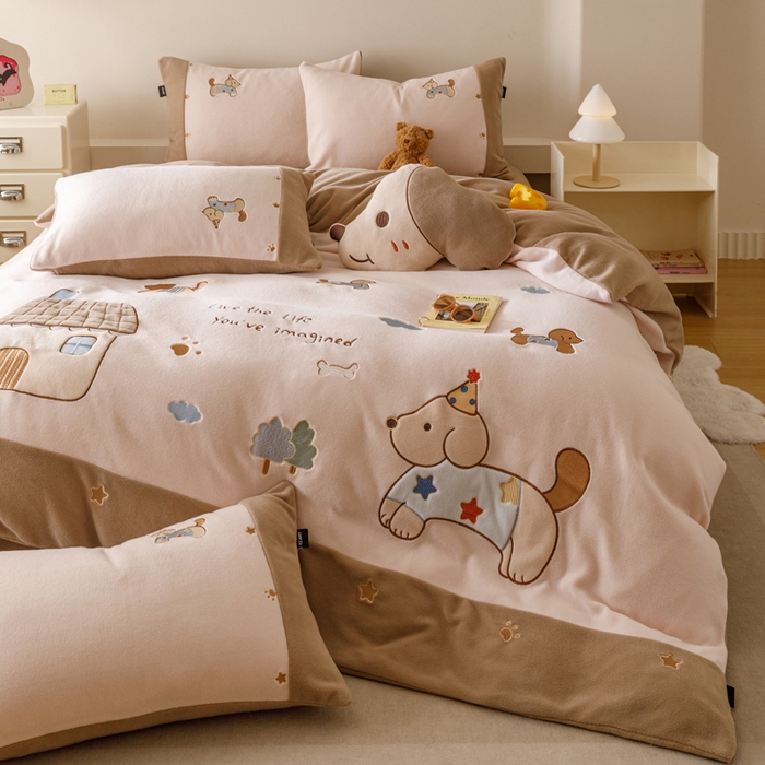 91家纺网 家纺一手货源 找家纺 卡姿家纺 2025秋冬仿羊绒毛呢触感蒂芙呢绒— 小狗可乐 小狗可乐-粉