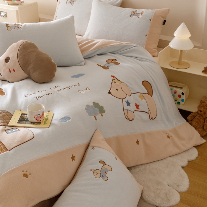 91家纺网 家纺一手货源 找家纺 卡姿家纺 2025秋冬仿羊绒毛呢触感蒂芙呢绒— 小狗可乐 小狗可乐-蓝