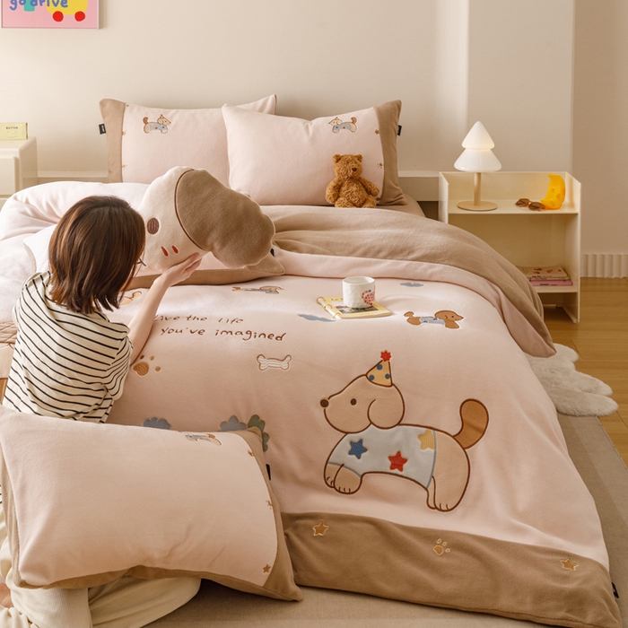 91家纺网 家纺一手货源 找家纺 卡姿家纺 2025秋冬仿羊绒毛呢触感蒂芙呢绒— 小狗可乐 小狗可乐-粉