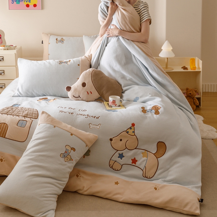 91家纺网 家纺一手货源 找家纺 卡姿家纺 2025秋冬仿羊绒毛呢触感蒂芙呢绒— 小狗可乐 小狗可乐-蓝