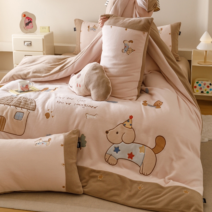 91家纺网 家纺一手货源 找家纺 卡姿家纺 2025秋冬仿羊绒毛呢触感蒂芙呢绒— 小狗可乐 小狗可乐-粉