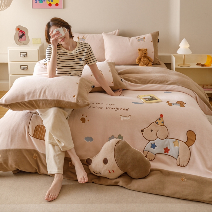 91家纺网 家纺一手货源 找家纺 卡姿家纺 2025秋冬仿羊绒毛呢触感蒂芙呢绒— 小狗可乐 小狗可乐-粉