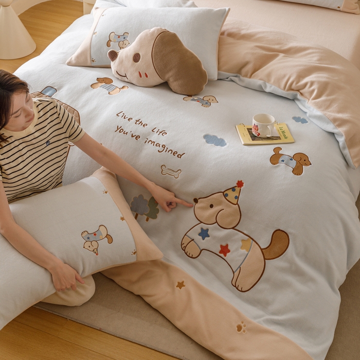 91家纺网 家纺一手货源 找家纺 卡姿家纺 2025秋冬仿羊绒毛呢触感蒂芙呢绒— 小狗可乐 小狗可乐-蓝