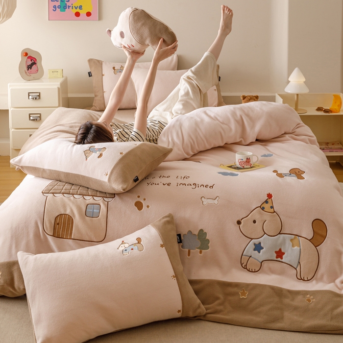 卡姿家纺 2025秋冬仿羊绒毛呢触感蒂芙呢绒— 小狗可乐 小狗可乐-粉