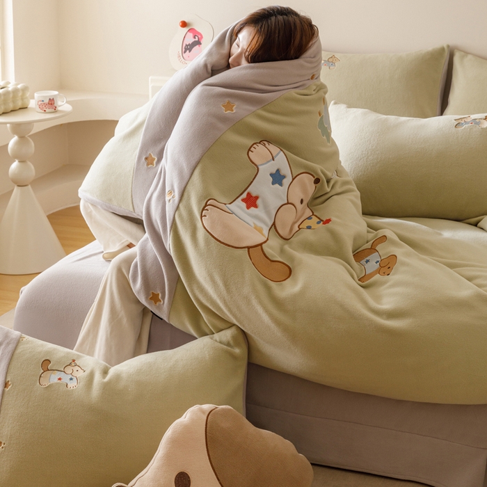 91家纺网 家纺一手货源 找家纺 卡姿家纺 2025秋冬仿羊绒毛呢触感蒂芙呢绒— 小狗可乐 小狗可乐-绿