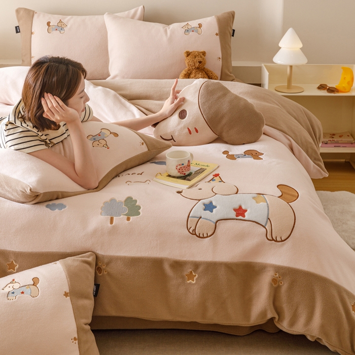 91家纺网 家纺一手货源 找家纺 卡姿家纺 2025秋冬仿羊绒毛呢触感蒂芙呢绒— 小狗可乐 小狗可乐-粉