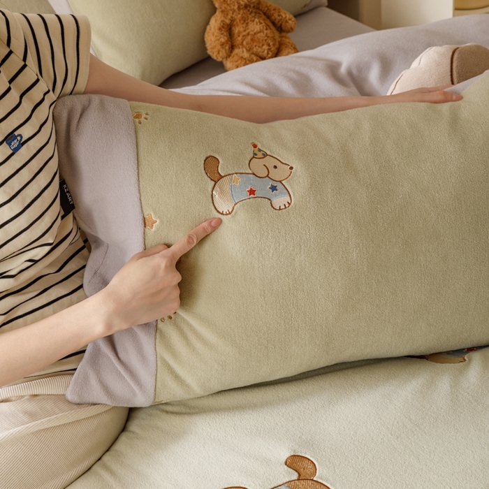 91家纺网 家纺一手货源 找家纺 卡姿家纺 2025秋冬仿羊绒毛呢触感蒂芙呢绒— 小狗可乐 小狗可乐-绿