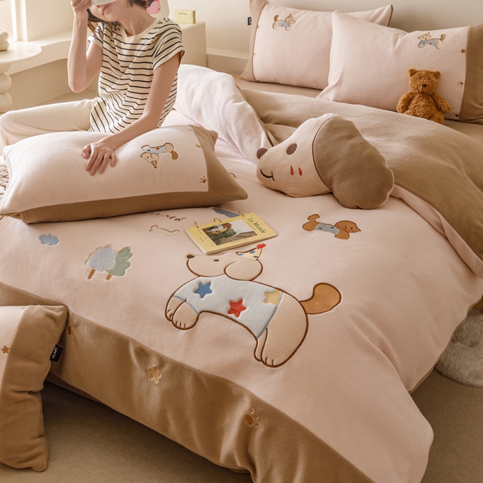 91家纺网 家纺一手货源 找家纺 卡姿家纺 2025秋冬仿羊绒毛呢触感蒂芙呢绒— 小狗可乐 小狗可乐-粉