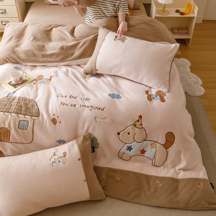 91家纺网 家纺一手货源 找家纺 卡姿家纺 2025秋冬仿羊绒毛呢触感蒂芙呢绒— 小狗可乐 小狗可乐-粉