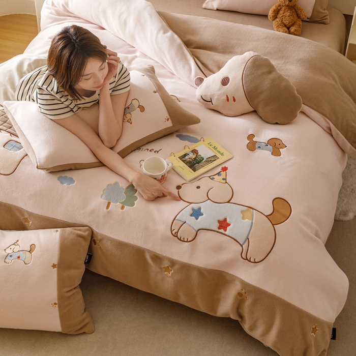 91家纺网 家纺一手货源 找家纺 卡姿家纺 2025秋冬仿羊绒毛呢触感蒂芙呢绒— 小狗可乐 小狗可乐-粉