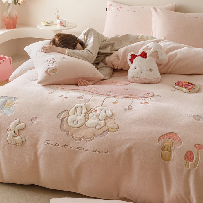 91家纺网 家纺一手货源 找家纺 （总）卡姿家纺 2025秋冬仿羊绒毛呢触感蒂芙呢绒— 蘑菇小精灵