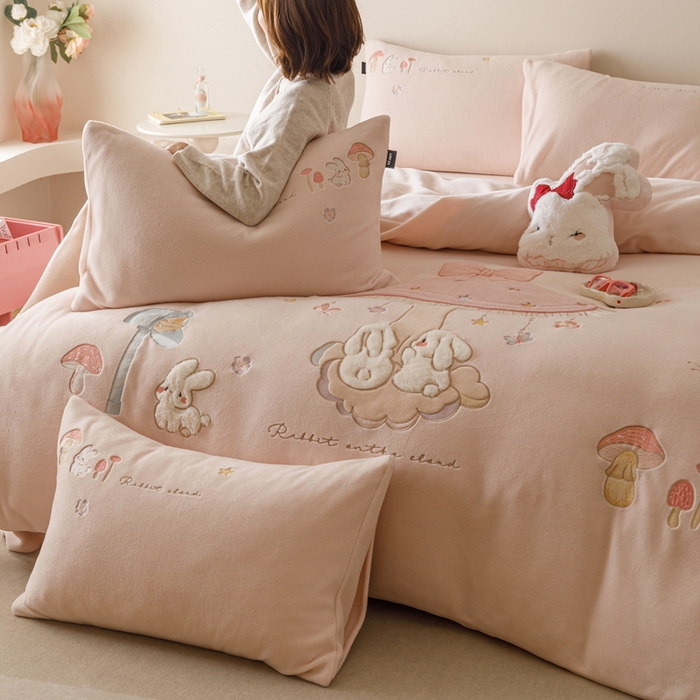 91家纺网 家纺一手货源 找家纺 （总）卡姿家纺 2025秋冬仿羊绒毛呢触感蒂芙呢绒— 蘑菇小精灵