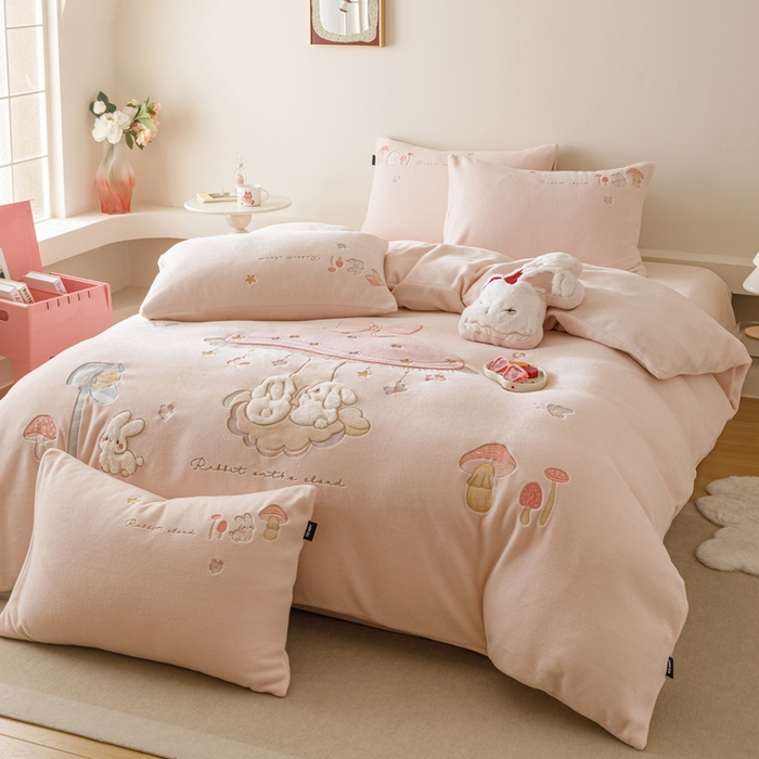 91家纺网 家纺一手货源 找家纺 （总）卡姿家纺 2025秋冬仿羊绒毛呢触感蒂芙呢绒— 蘑菇小精灵