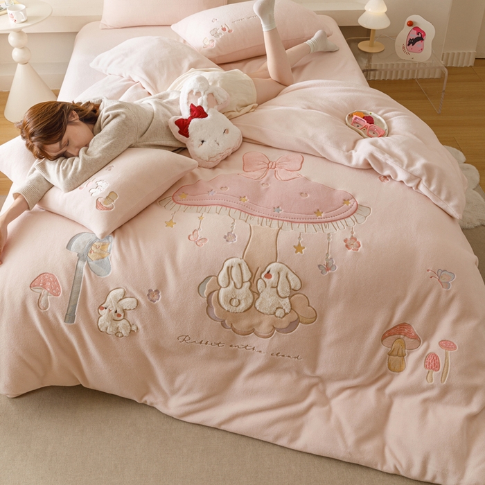 91家纺网 家纺一手货源 找家纺 （总）卡姿家纺 2025秋冬仿羊绒毛呢触感蒂芙呢绒— 蘑菇小精灵