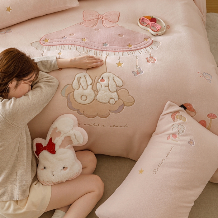 91家纺网 家纺一手货源 找家纺 （总）卡姿家纺 2025秋冬仿羊绒毛呢触感蒂芙呢绒— 蘑菇小精灵