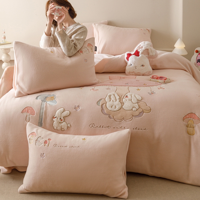 91家纺网 家纺一手货源 找家纺 （总）卡姿家纺 2025秋冬仿羊绒毛呢触感蒂芙呢绒— 蘑菇小精灵