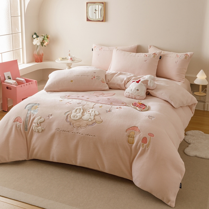 91家纺网 家纺一手货源 找家纺 （总）卡姿家纺 2025秋冬仿羊绒毛呢触感蒂芙呢绒— 蘑菇小精灵