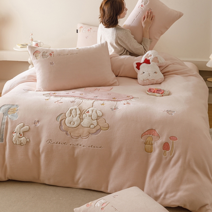 91家纺网 家纺一手货源 找家纺 （总）卡姿家纺 2025秋冬仿羊绒毛呢触感蒂芙呢绒— 蘑菇小精灵