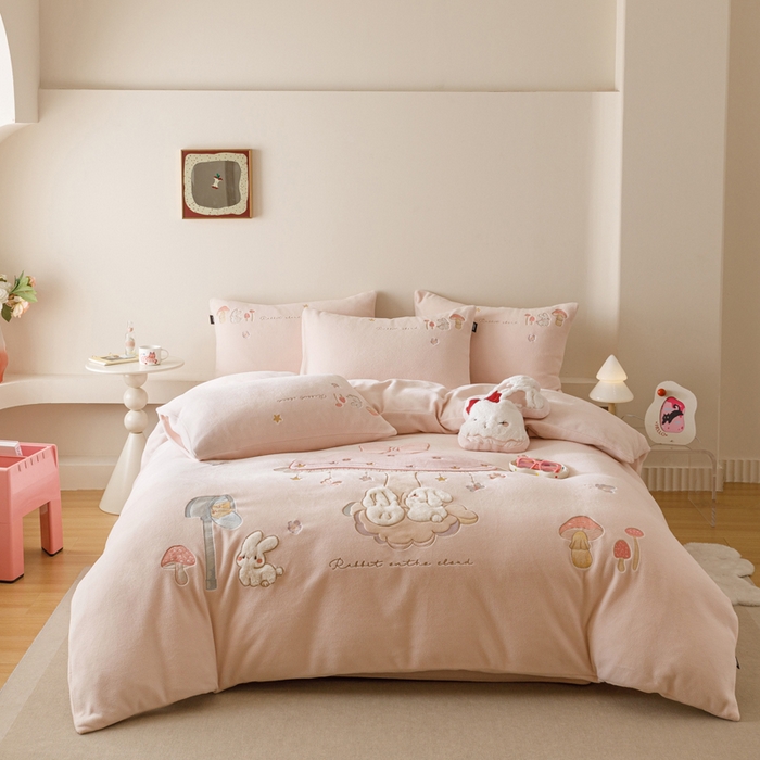 91家纺网 家纺一手货源 找家纺 （总）卡姿家纺 2025秋冬仿羊绒毛呢触感蒂芙呢绒— 蘑菇小精灵