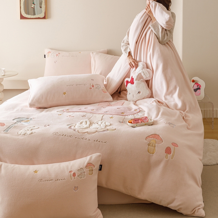 91家纺网 家纺一手货源 找家纺 （总）卡姿家纺 2025秋冬仿羊绒毛呢触感蒂芙呢绒— 蘑菇小精灵