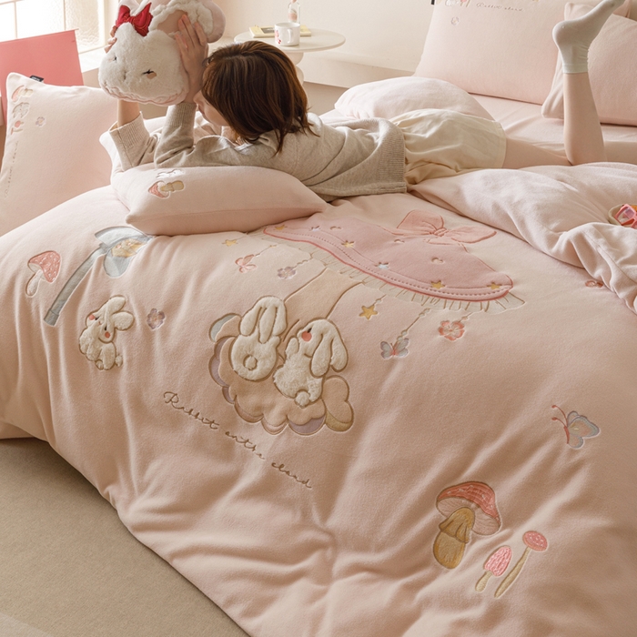 91家纺网 家纺一手货源 找家纺 （总）卡姿家纺 2025秋冬仿羊绒毛呢触感蒂芙呢绒— 蘑菇小精灵