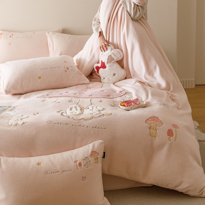 91家纺网 家纺一手货源 找家纺 （总）卡姿家纺 2025秋冬仿羊绒毛呢触感蒂芙呢绒— 蘑菇小精灵