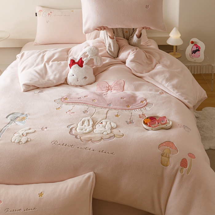 91家纺网 家纺一手货源 找家纺 （总）卡姿家纺 2025秋冬仿羊绒毛呢触感蒂芙呢绒— 蘑菇小精灵