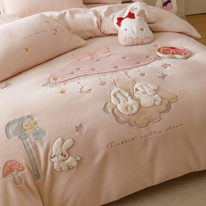 91家纺网 家纺一手货源 找家纺 （总）卡姿家纺 2025秋冬仿羊绒毛呢触感蒂芙呢绒— 蘑菇小精灵