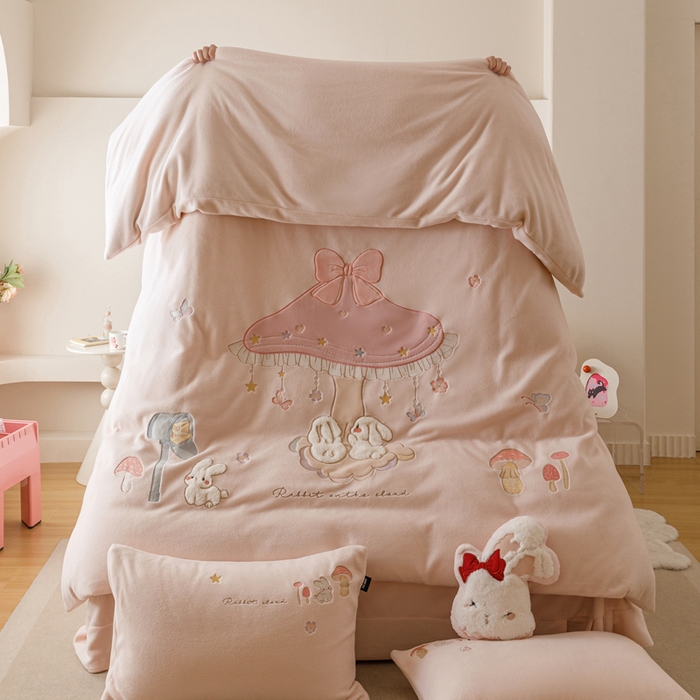 91家纺网 家纺一手货源 找家纺 （总）卡姿家纺 2025秋冬仿羊绒毛呢触感蒂芙呢绒— 蘑菇小精灵