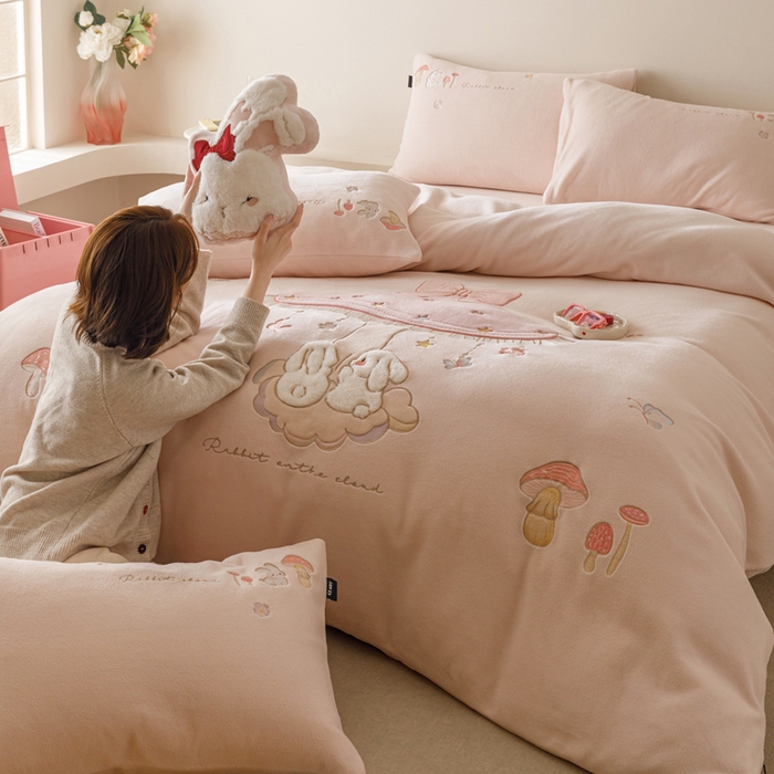 91家纺网 家纺一手货源 找家纺 卡姿家纺 2025秋冬仿羊绒毛呢触感蒂芙呢绒— 蘑菇小精灵 蘑菇小精灵-粉