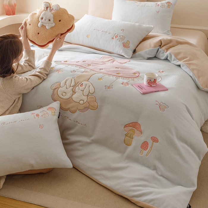 91家纺网 家纺一手货源 找家纺 卡姿家纺 2025秋冬仿羊绒毛呢触感蒂芙呢绒— 蘑菇小精灵 蘑菇小精灵-蓝