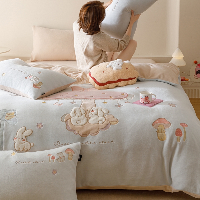 91家纺网 家纺一手货源 找家纺 卡姿家纺 2025秋冬仿羊绒毛呢触感蒂芙呢绒— 蘑菇小精灵 蘑菇小精灵-蓝