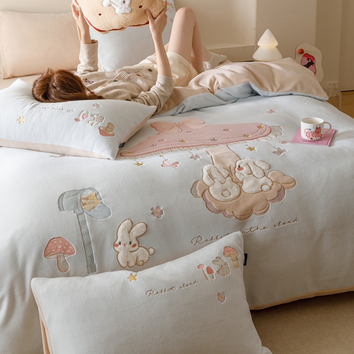 91家纺网 家纺一手货源 找家纺 卡姿家纺 2025秋冬仿羊绒毛呢触感蒂芙呢绒— 蘑菇小精灵 蘑菇小精灵-蓝