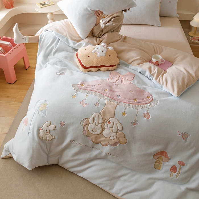 91家纺网 家纺一手货源 找家纺 卡姿家纺 2025秋冬仿羊绒毛呢触感蒂芙呢绒— 蘑菇小精灵 蘑菇小精灵-蓝