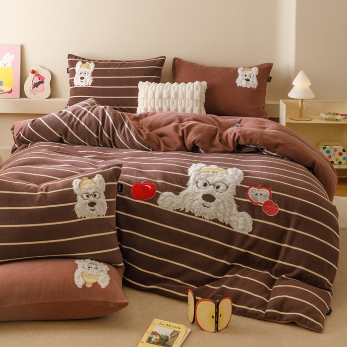 91家纺网 家纺一手货源 找家纺 （总）卡姿家纺 2025秋冬仿羊绒毛呢触感蒂芙呢绒—萌趣贴布绣