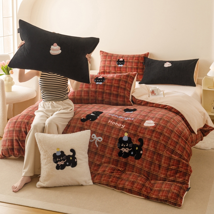 91家纺网 家纺一手货源 找家纺 （总）卡姿家纺 2025秋冬仿羊绒毛呢触感蒂芙呢绒—萌趣贴布绣