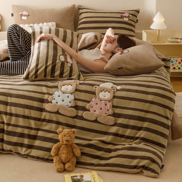 91家纺网 家纺一手货源 找家纺 （总）卡姿家纺 2025秋冬仿羊绒毛呢触感蒂芙呢绒—萌趣贴布绣